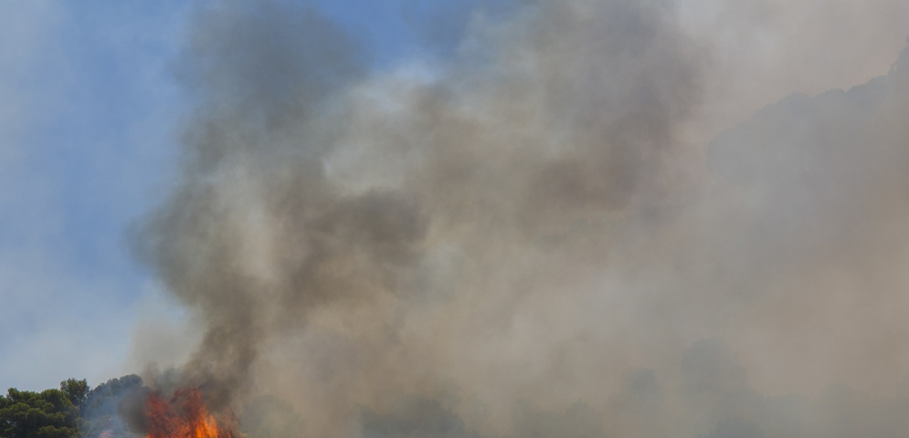 Un helicóptero del servicio de bomberos trabaja en el incendio declarado en la sierra de Mijas, Málaga.