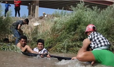 migrantes se aventuran a pasar el rio bravo con ninos