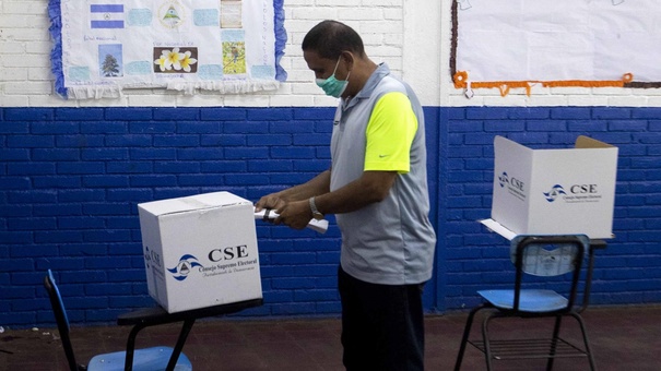 ciudadano votando elecciones municipales nicaragua