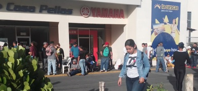 fila de nicaraguenses en oficina de migracion