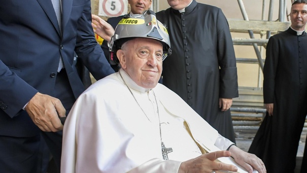papa francisco iglesia catolica visita tumba celestino v italia