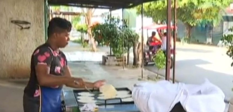 joven en managua vende tortillas