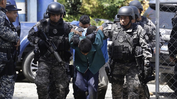 policia salvadorena presenta presuntos pandilleros