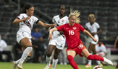 Janine Beckie de Canadá disputa el balón con Chelsi Jadoo de Trinidad y Tobago.