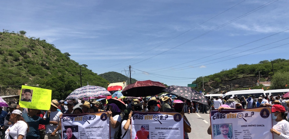 Pobladores protestan bloqueando la carretera federal México-Acapulco para exigir la presentación de personas desaparecidas.