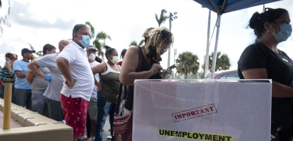 personas hace fila para subsidio por desempleo