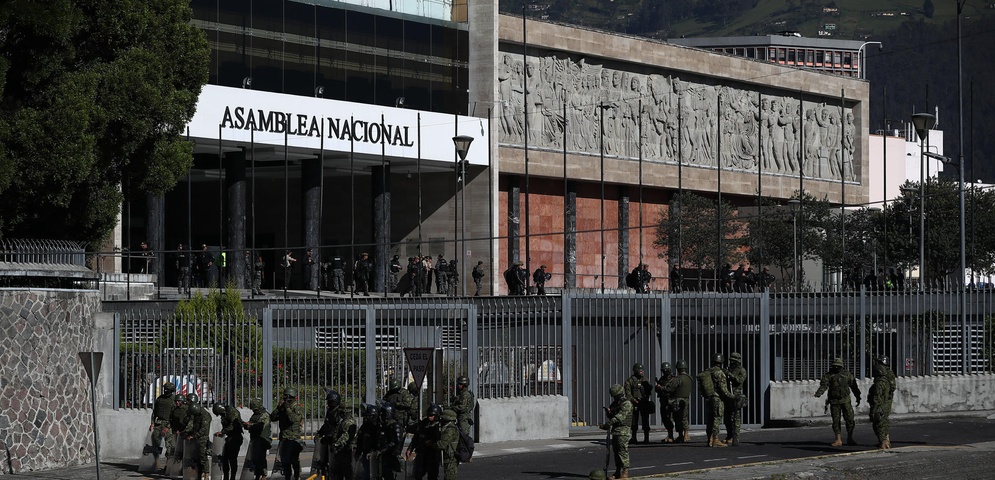 policia y militares afuera de asamblea nacional ecuador