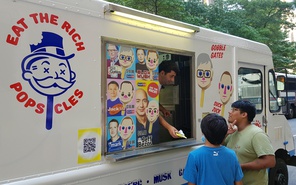 Un hombre vende helados con la imagen de los empresarios más ricos del mundo desde la ventana de una furgoneta, en la calle Broadway, junto a la céntrica plaza de Columbus Circle, en Nueva York.