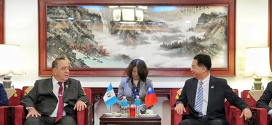 Ministro de Relaciones Exteriores de Taiwán, Joseph Wu (dch), hablando con el presidente de Guatemala, Alejandro Giammattei (izq), tras su llegada a Taiwán.