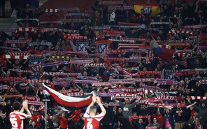 Jugadores del Atlético de Madrid saludan a la afición al término de un partido en el Wanda Metropolitano.