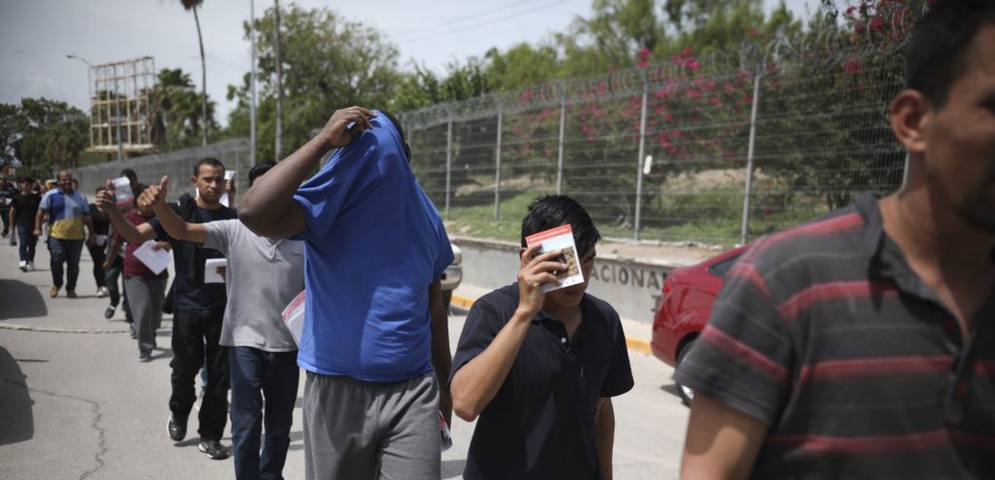 Migrantes regresan a México por el puente Puerta México que cruza el Río Bravo, en Matamoros, México, el 31 de julio de 2019.
