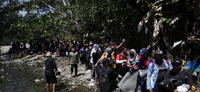 migrantes transitan selva darien panama
