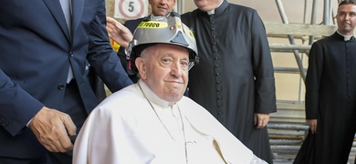 papa francisco iglesia catolica visita tumba celestino v italia