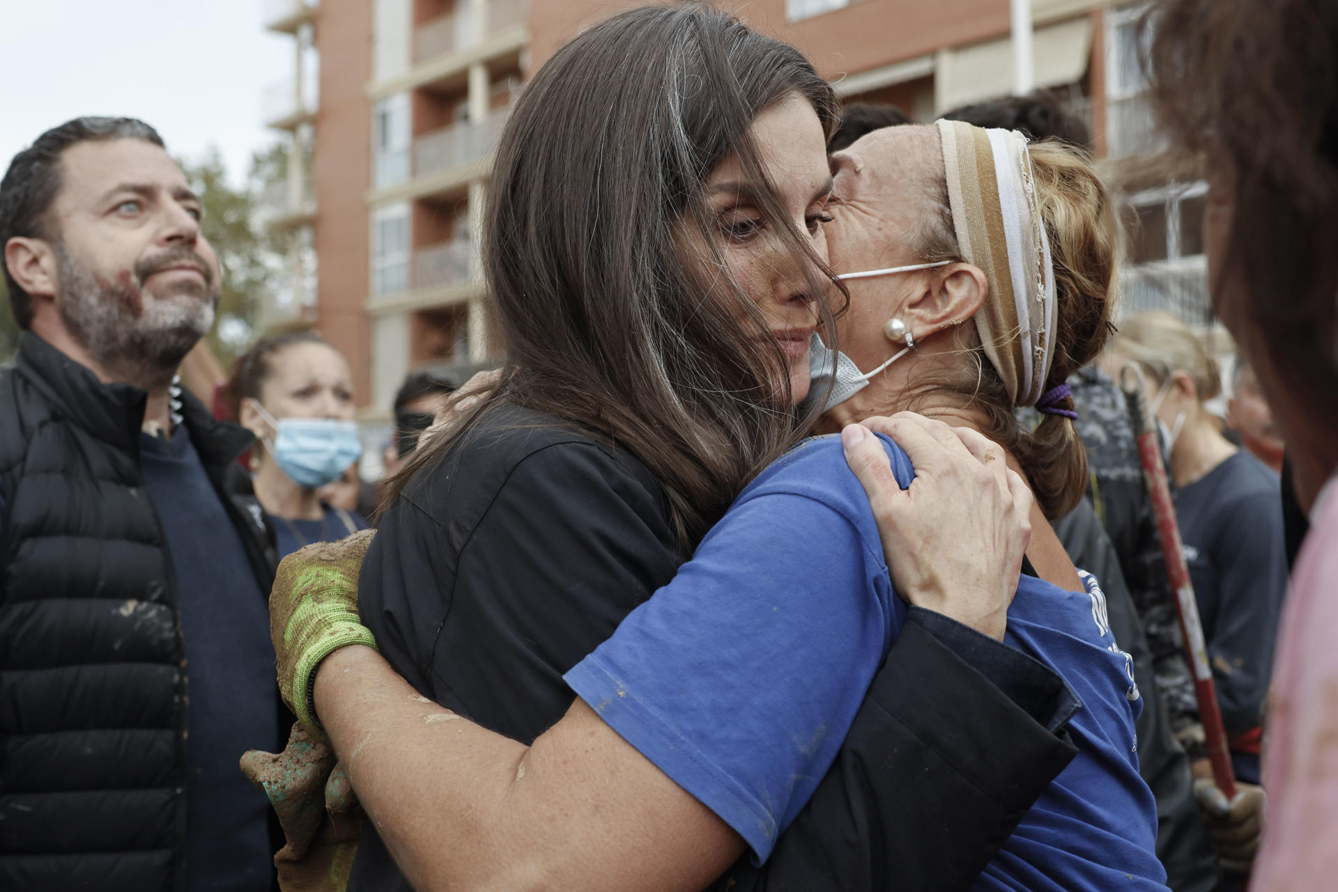 La reina Letizia consuela a una víctima de las inundaciones