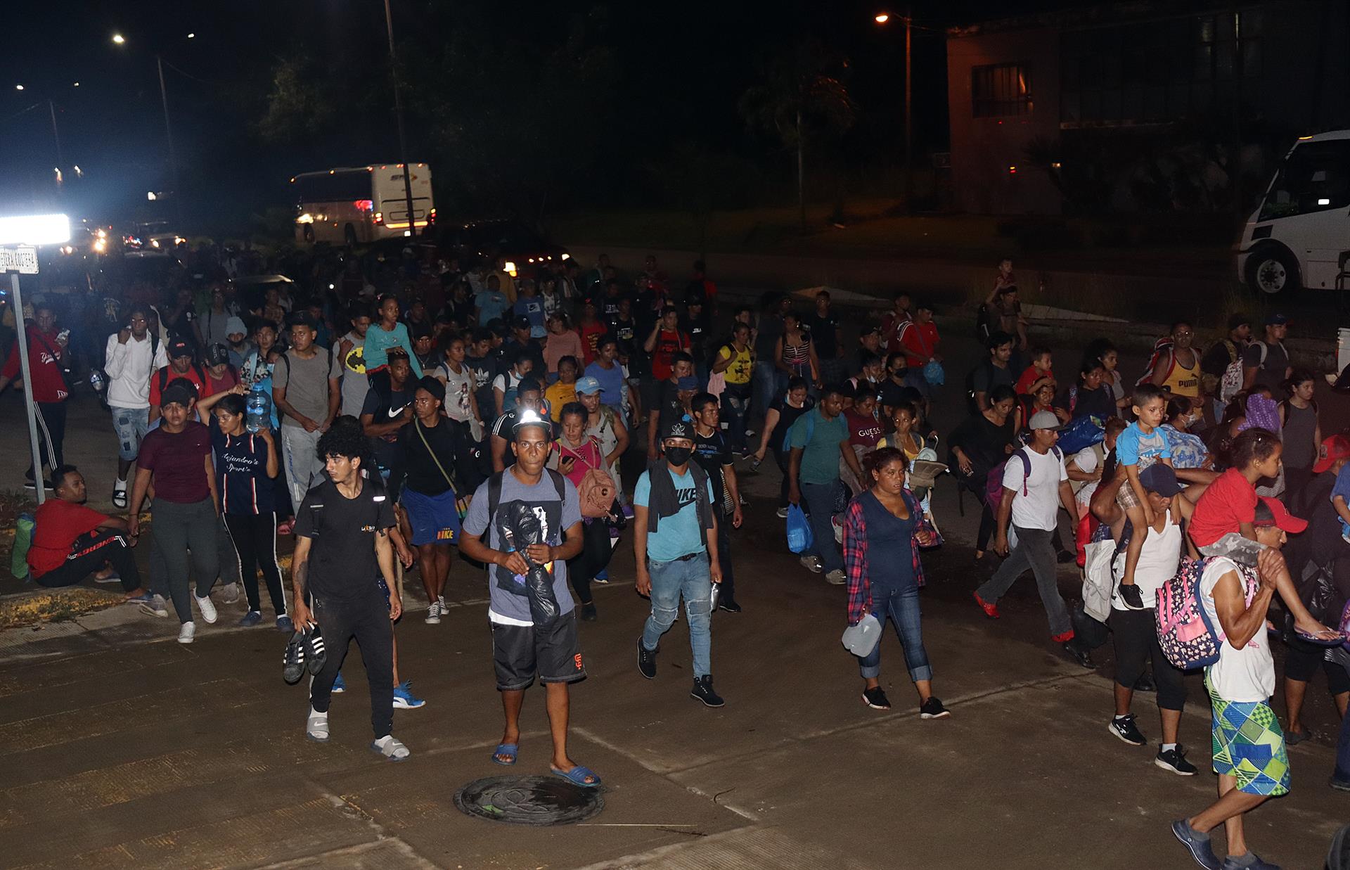 caravana migrantes mexico agreden agentes
