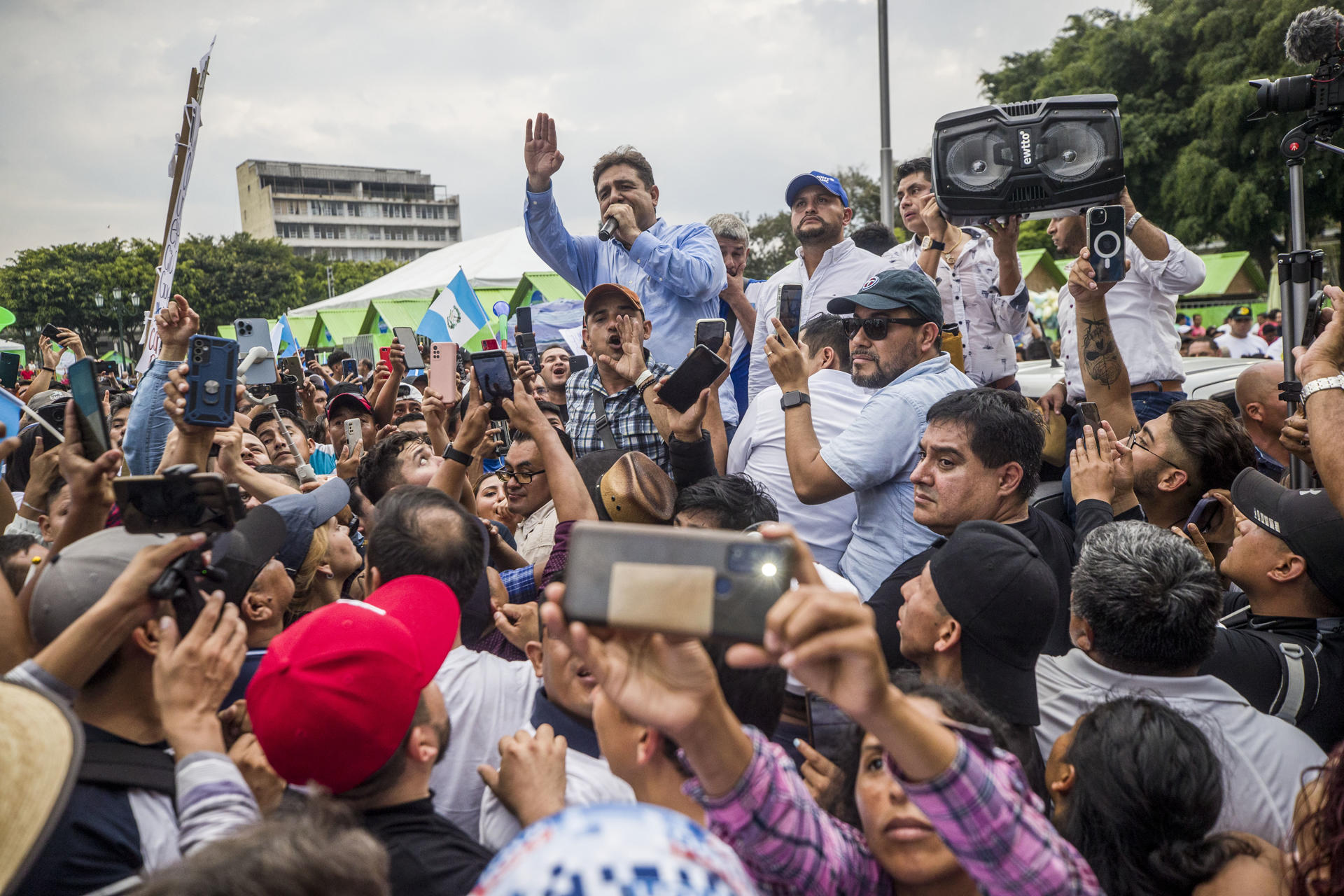 Líder de encuestas en Guatemala interpone un recurso para reactivar