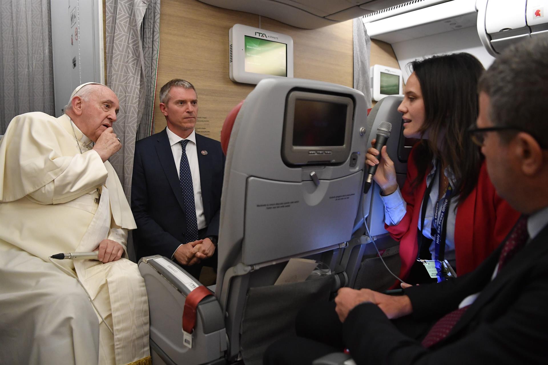 El pontífice hablando con la prensa a bordo del avión papal.