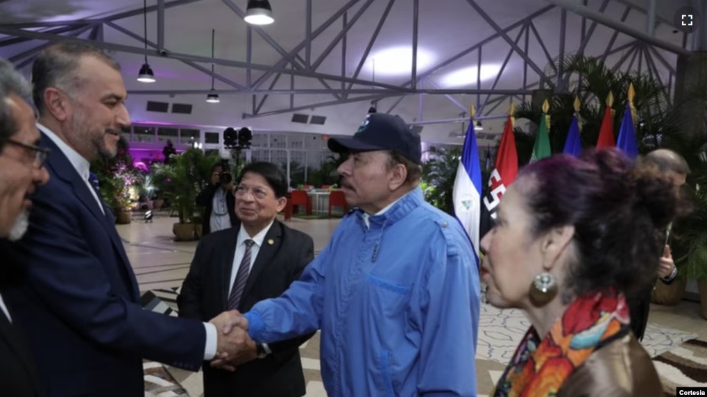 Reunión entre Daniel Ortega, derecha, con el canciller de Irán Hossein Amir-Abdollahian en Managua, Nicaragua.