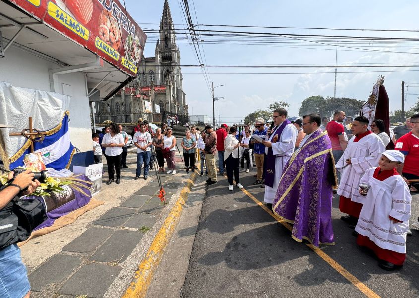 Padre Uriel Vallejos En Viacrucis Por Migrantes: “Queremos Suplicarle ...