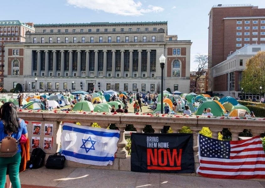 Estudiantes de la Universidad de Columbia colocan banderas de Israel frente a carteles propalestina