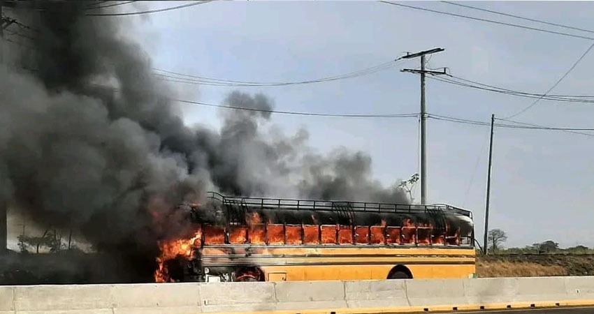 Bus de transporte colectivo Matagalpa-Managua, se incendia cerca de Sub estación eléctrica, San Benito