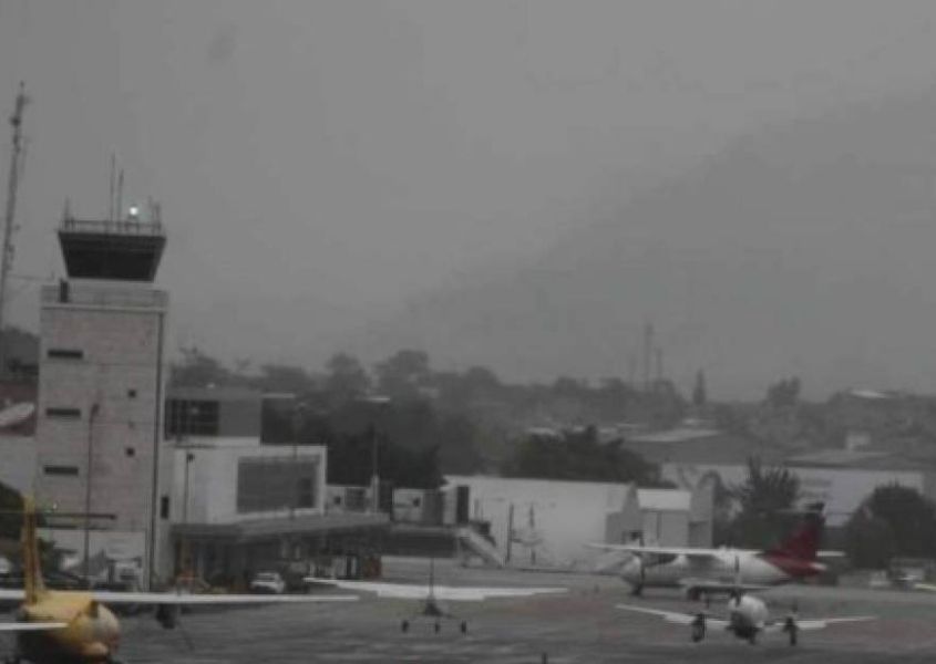Aeropuerto de Tegucigalpa sigue cerrado por poca visibilidad a causa de una capa de humo