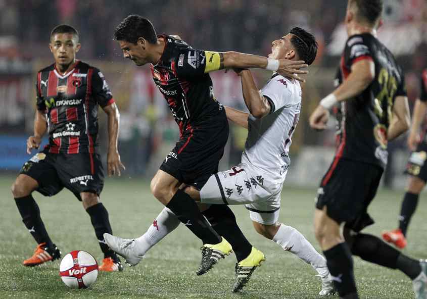 Saprissa y Alajuelense comienzan la lucha por el título del fútbol en Costa Rica