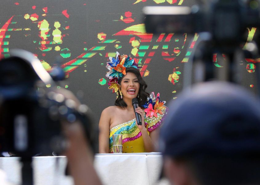 Miss Universo se empapa de cultura y hace obra social en su visita a Bolivia