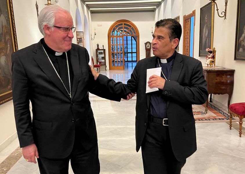 Reaparece Monseñor Rolando Álvarez en visita al Arzobispo de Sevilla, España