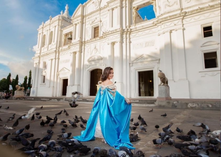 Niña nicaragüense brilla desde León con vestido y capa inspirado en Miss Universo Sheynnis Palacios