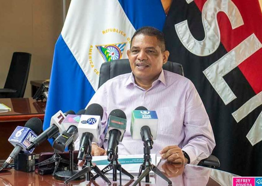Daniel Ortega confirma "renuncia" de Iván Acosta del Ministerio de Hacienda