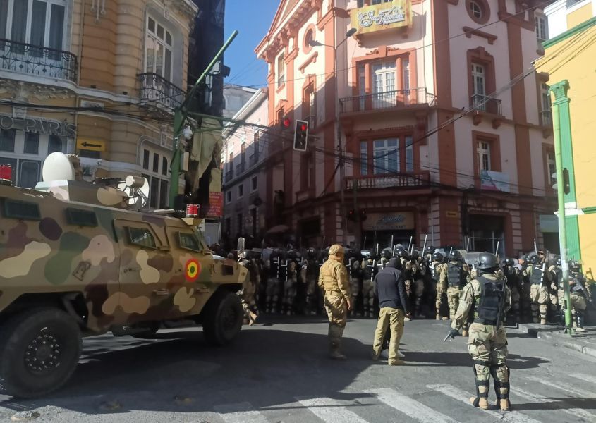 Presidente de Bolivia denuncia Golpe de Estado, tanque militar entra a sede del ejecutivo