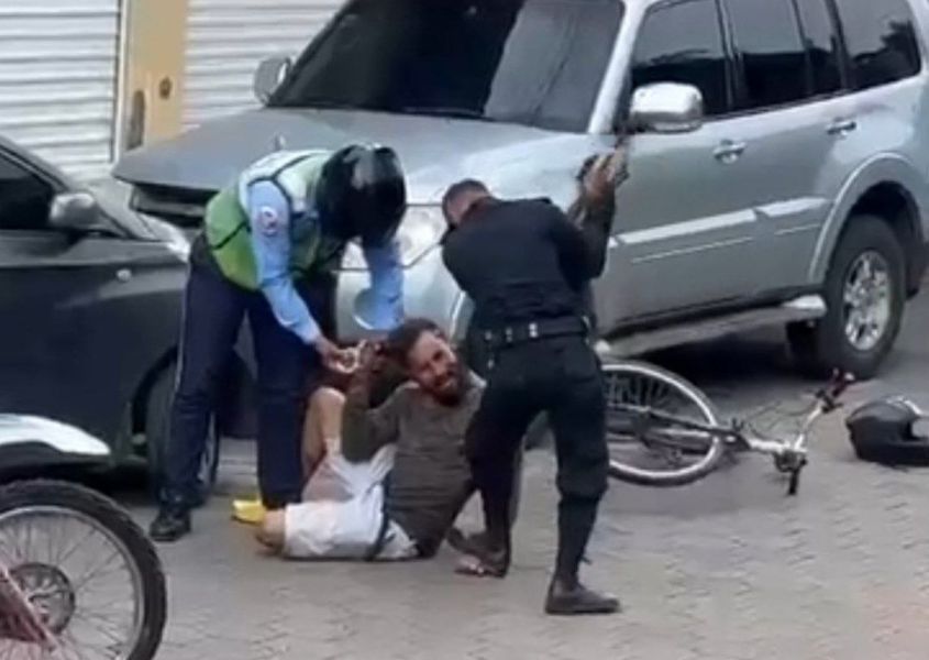 Brutalidad policial: Indignante video evidencia agresión contra joven ciclista golpeado con culata de AK