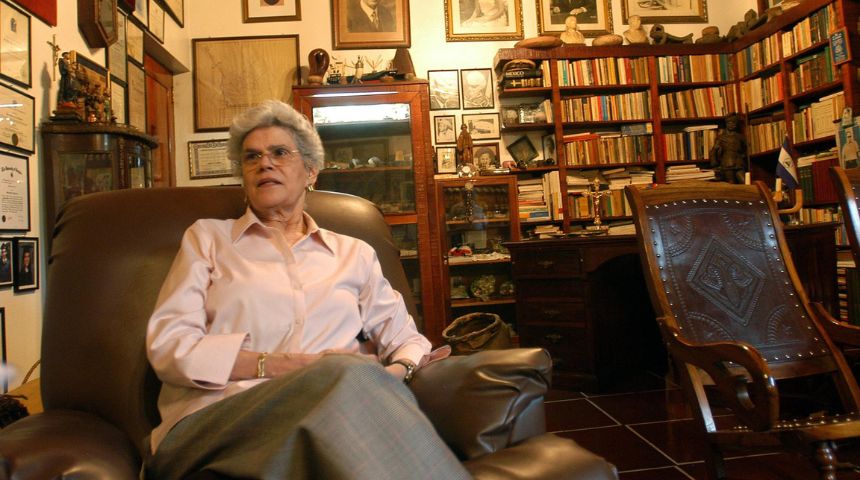 Violeta Chamorro, la primera presidenta electa en América, cumple en Costa Rica 95 años