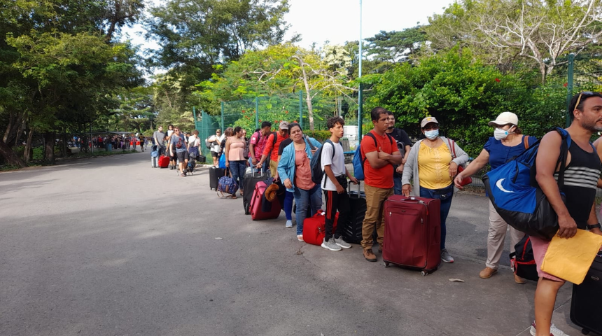 Largas filas en Peñas Blancas, nicaragüenses cruzan fronteras para celebrar la Navidad