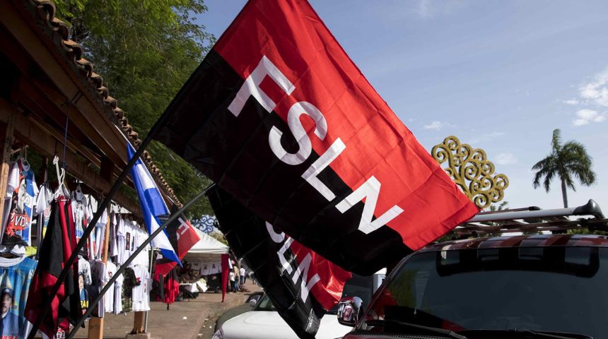 La bandera del FSLN es ahora un símbolo patrio en Nicaragua