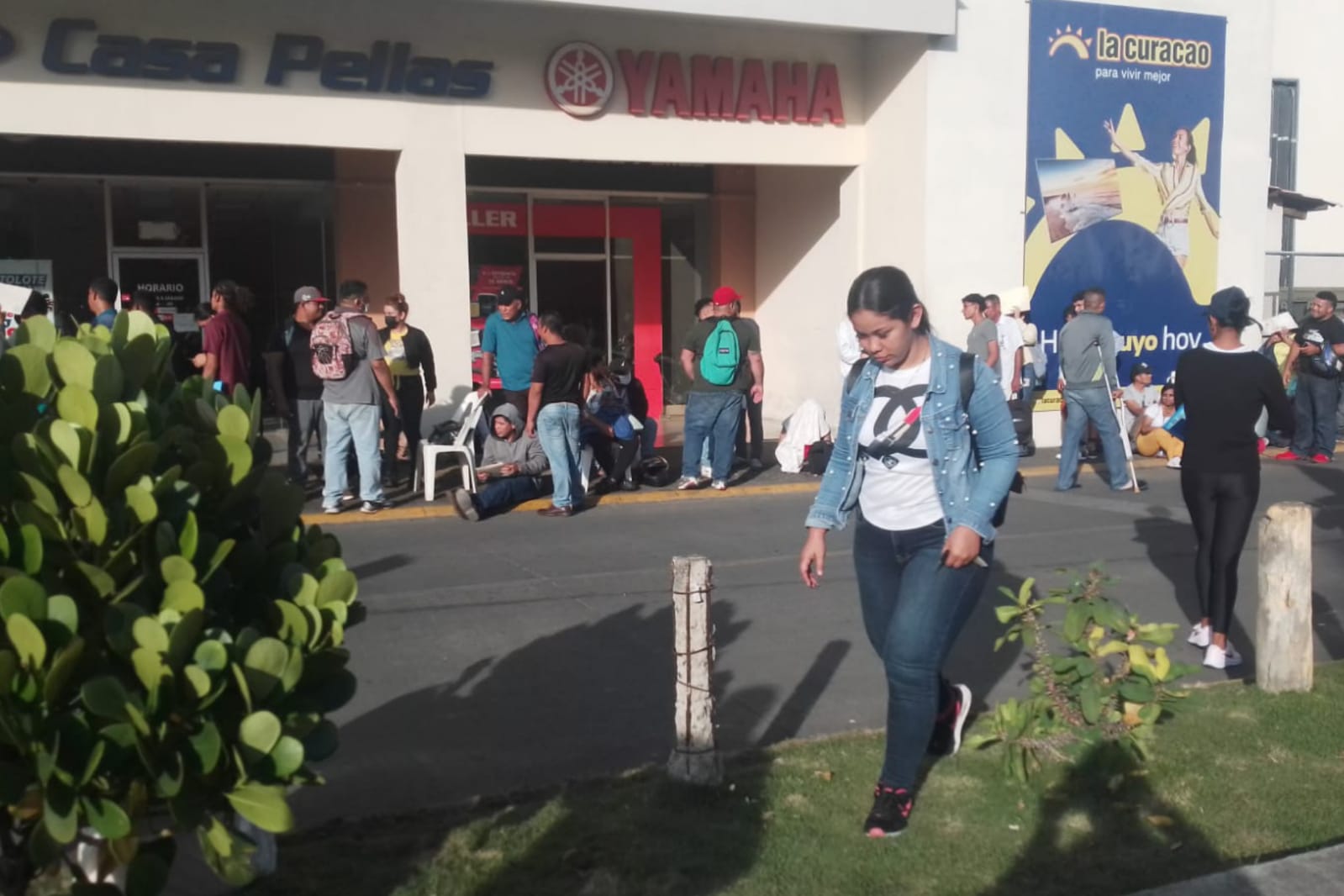 fila de nicaraguenses en oficina de migracion
