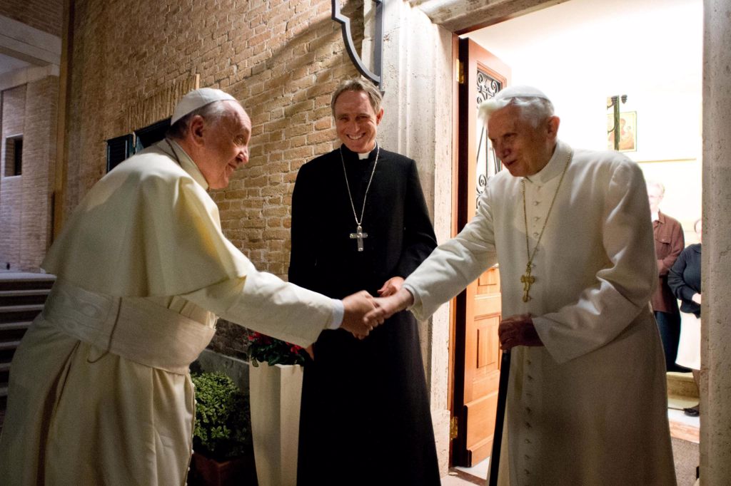 papa francisco pide oracion por emerito