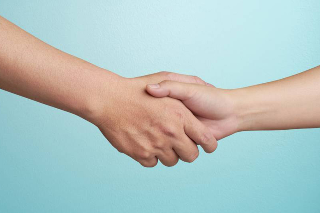 Que significa apretar la mano fuerte al saludar