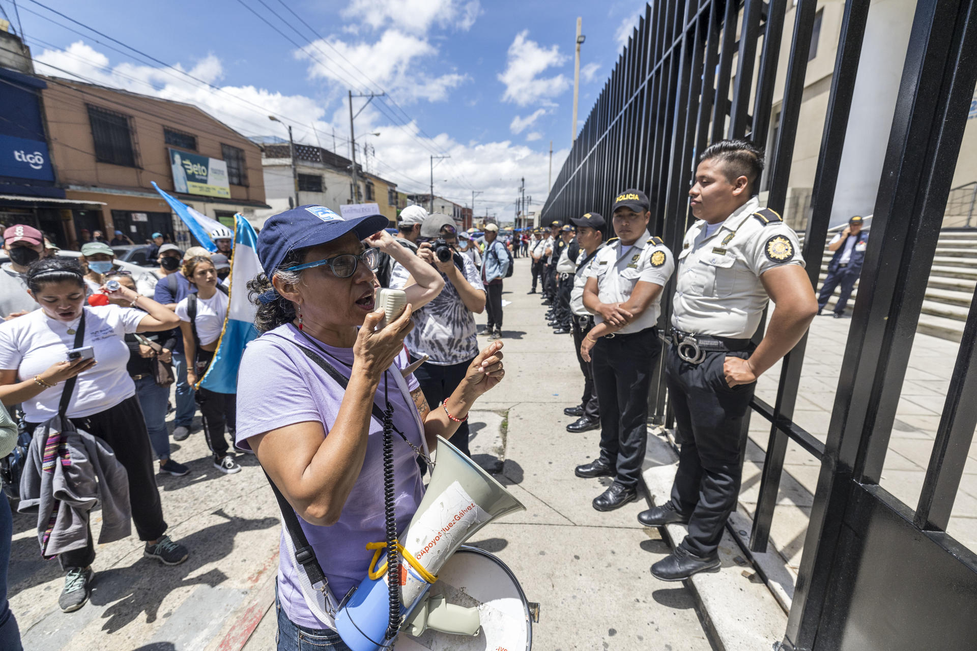 Guatemaltecos Se Manifiestan Contra La Fiscal General Frente Al ...