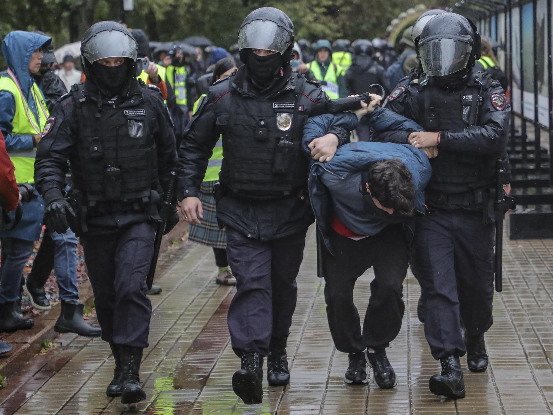policia rusa detiene manifestante