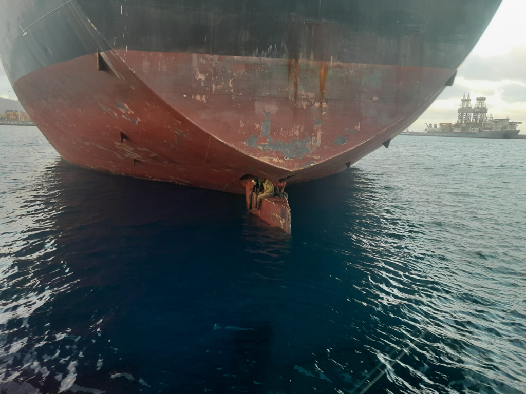 migrantes sobrevivientes en barco petrolero