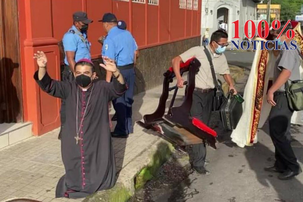 obispo rolando alvarez arrodillado rezando policia