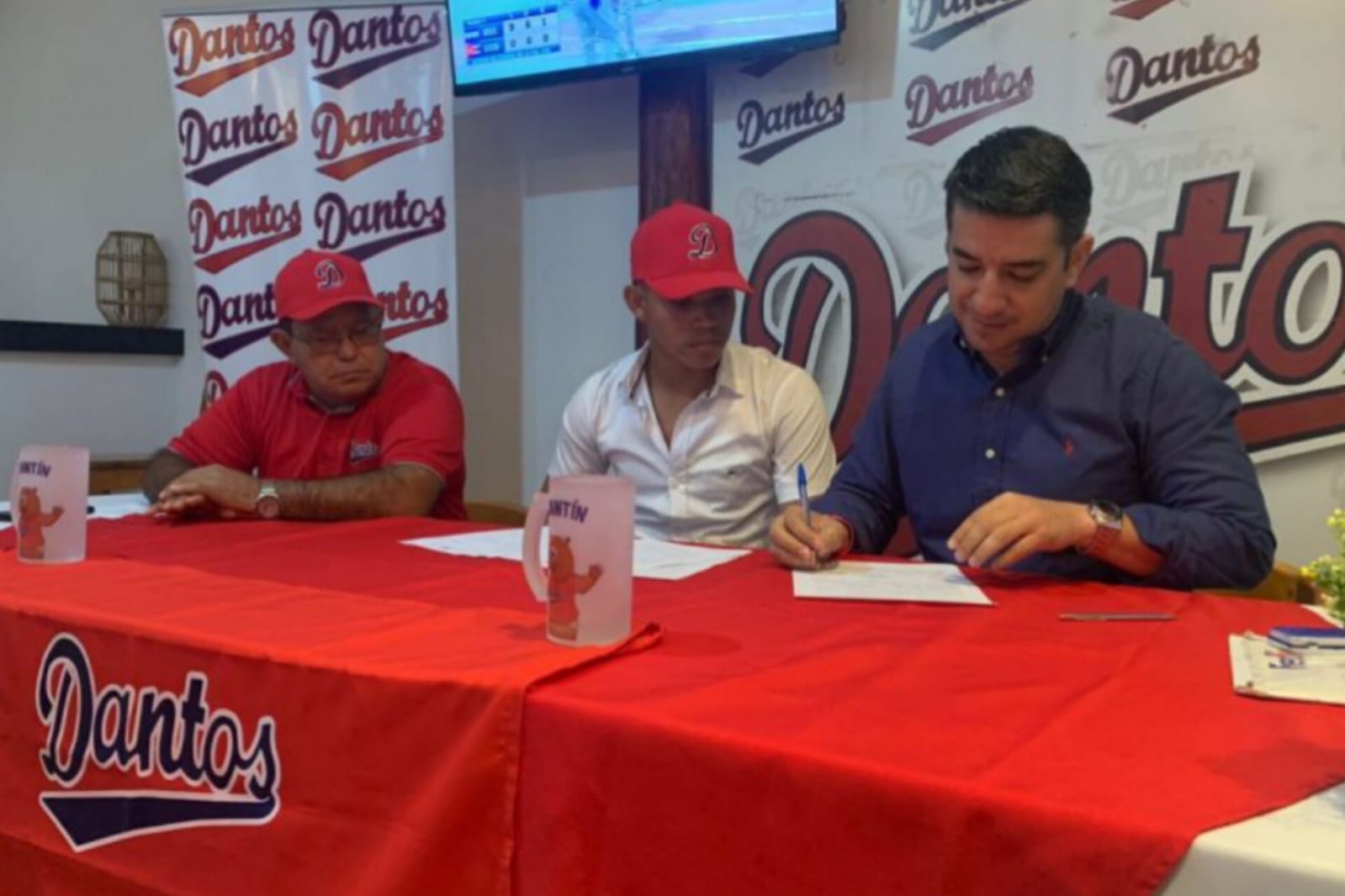 pitcher nica firma con los yankees