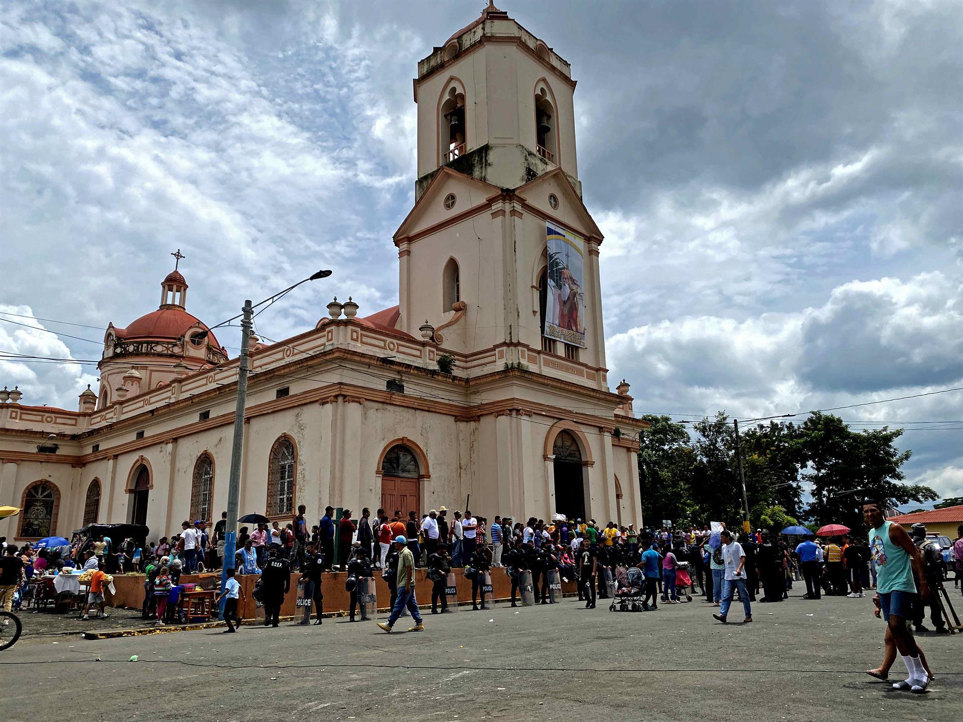 agentes antidisturbios vigilan iglesia masaya