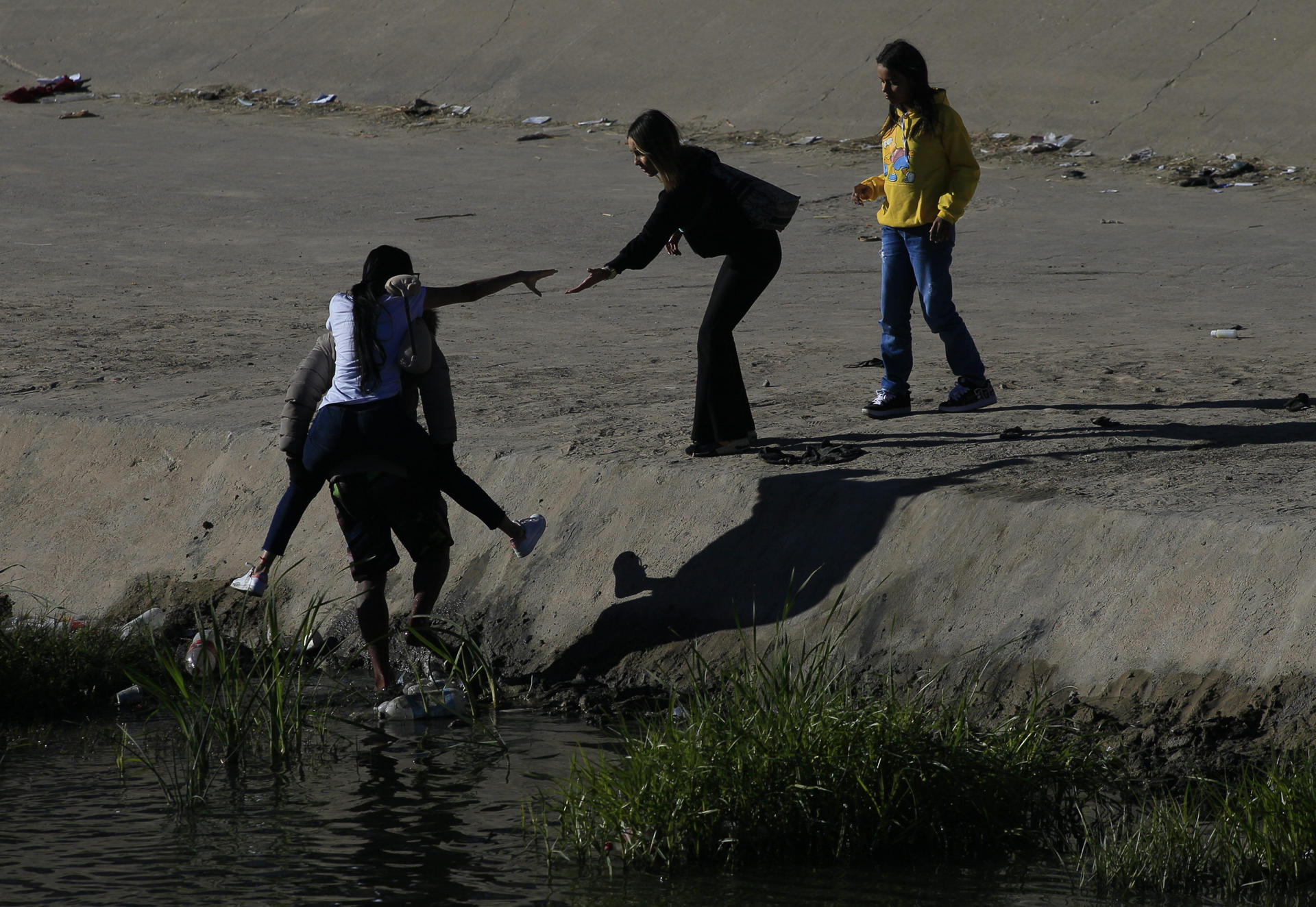 migrantes cruzan fronterizo Río Bravo