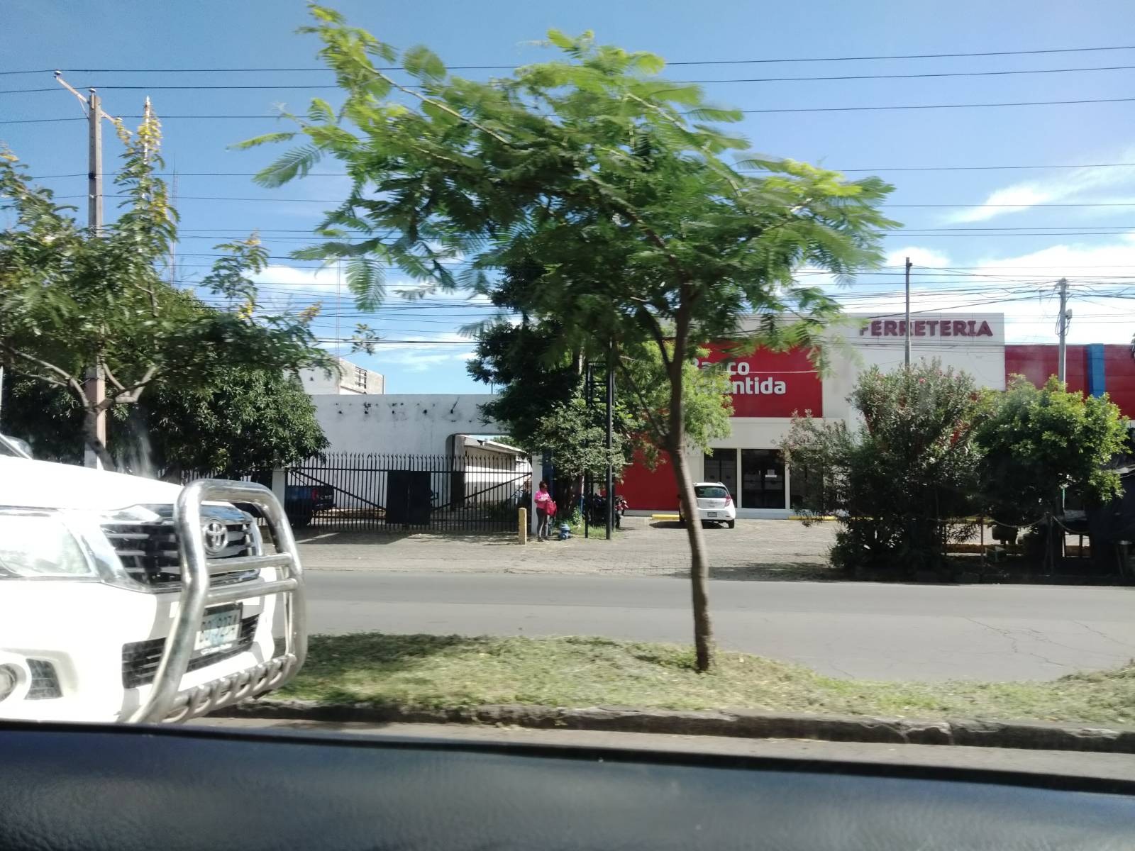 quitan rotulo instalaciones la prensa nicaragua