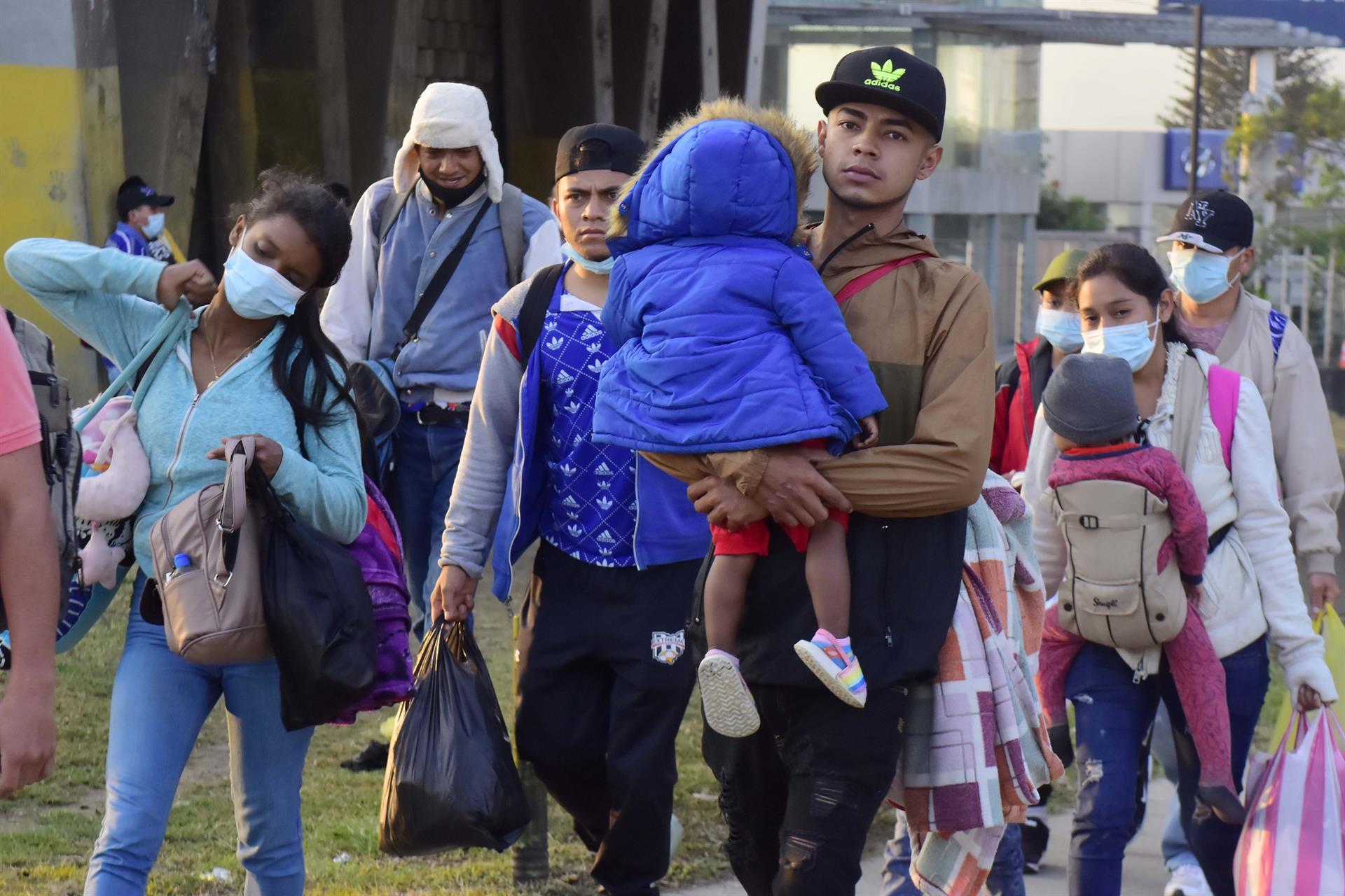 migrantes caminan en una caravana rumbo a EEUU