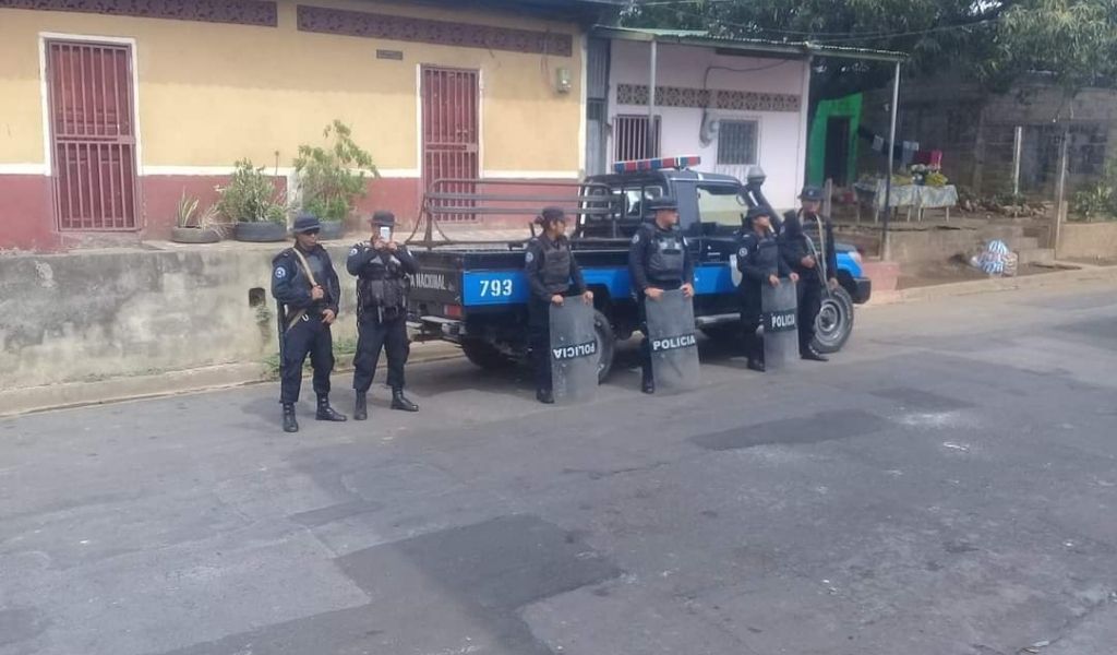 Policía intensifica asedio y realizan cateo en casas de opositores