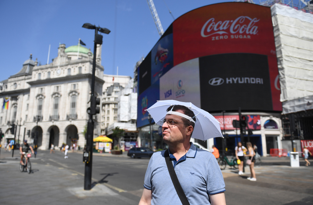 Un hombre se cubre con sombrilla en Londres, Reino Unido.